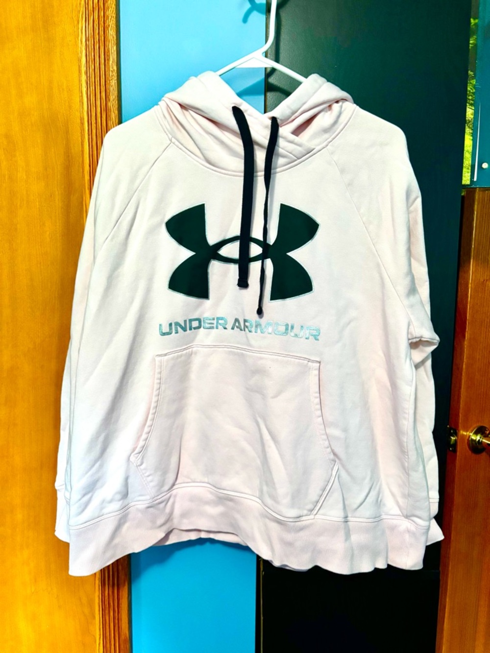 Under Armour Pink Women’s Hoodie/Sweatshirt with Black and Silver Logo. Size 1X